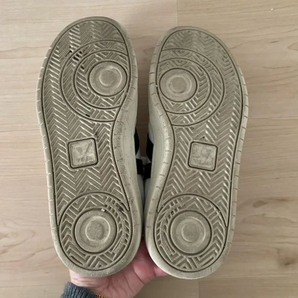 Veja V-10 White Black - Picture 3 of 9